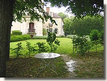 château sous les arbres