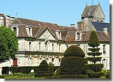 château avec vue du toit de  l'église