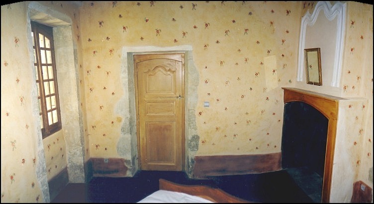 chambre avec sa cheminée et sa fenêtre