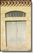 Porte d'une ancienne étable