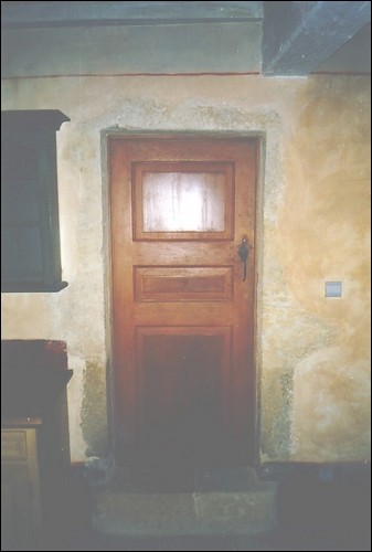 porte d'une cuisine donnant sur une chambre