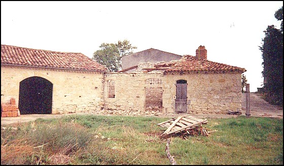 Ancienne étable et remise à foin en cours de restauration