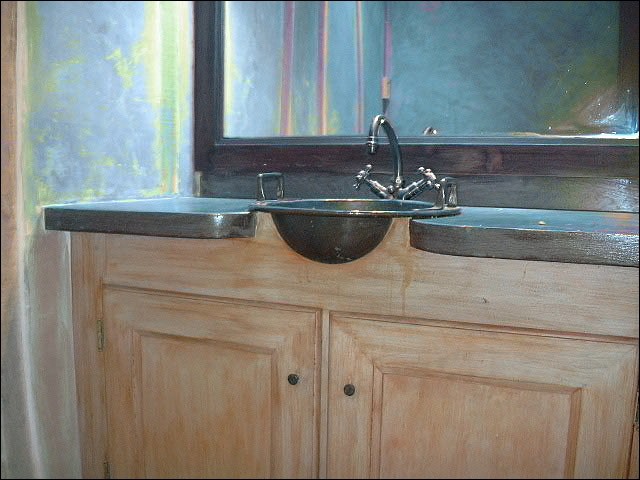 meuble de salle de bain avec lavabo en cuivre